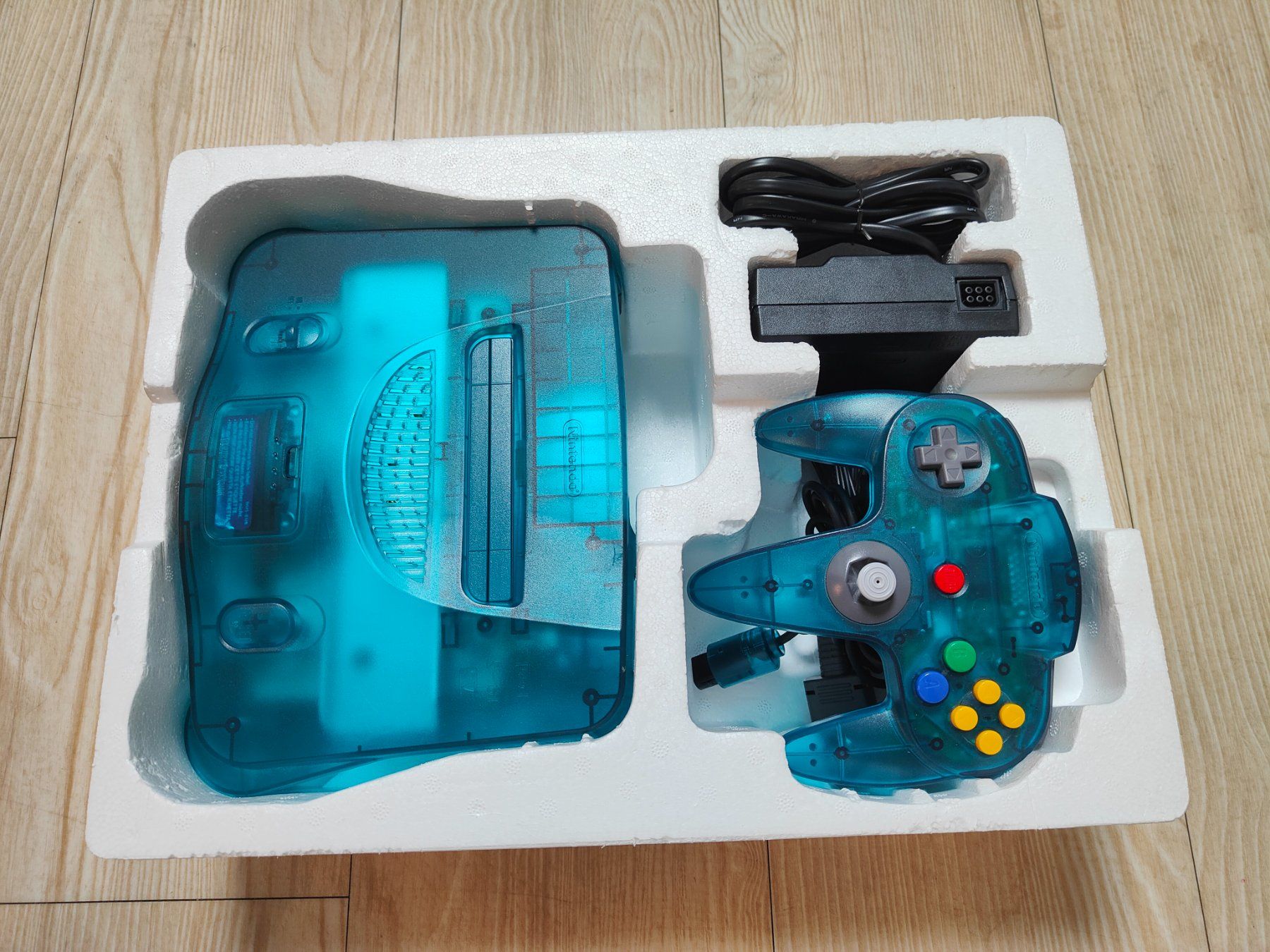 Nintendo Console: Console Nintendo 64 "Édition Ice Bleu" Turquoise en Boîte – Usato da Châtelaine venduto da Chompis 2