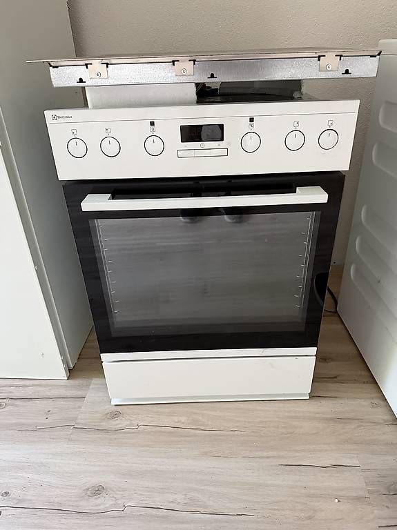 Electrolux Cuisinières: Backofen mit Glaskeramik – D'occasion à Sissach par Maeldrew