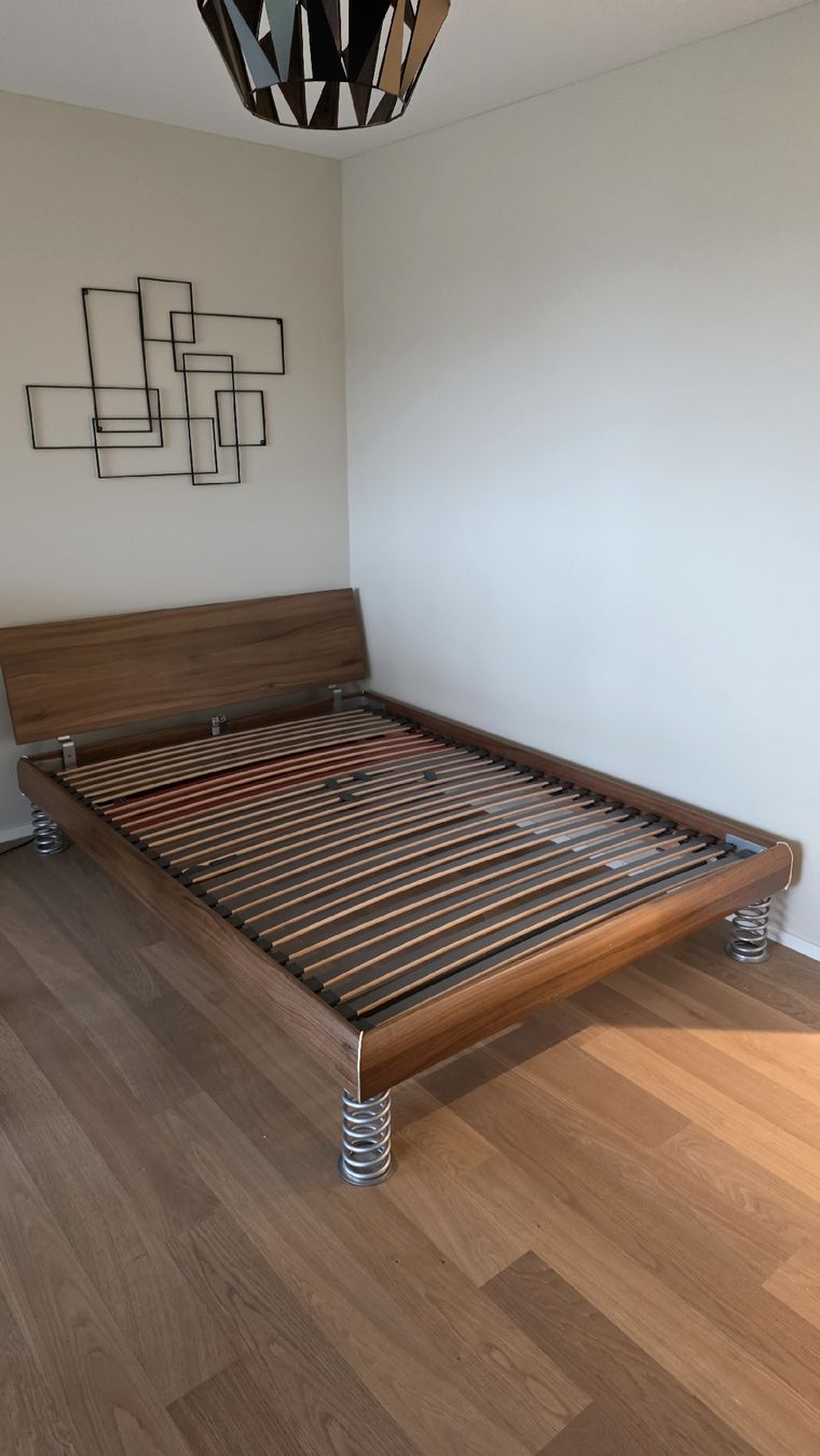 Livique Betten: Holzbett Nussbaum 140x200 cm – Gebraucht aus Kloten von Robiin_zan