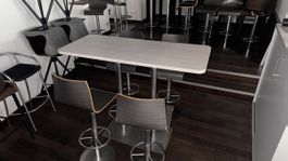 Bartisch-Set mit passenden Barstühlen