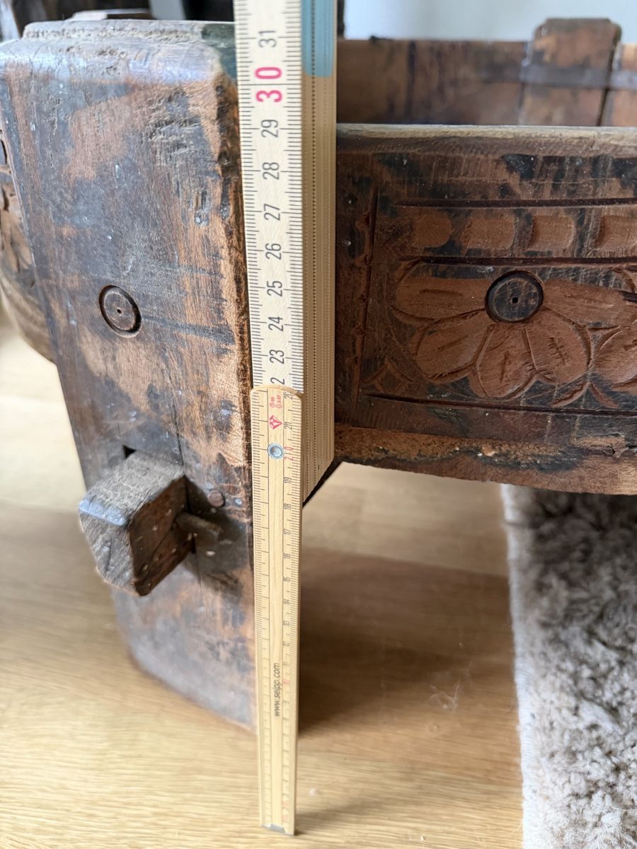 Tables: Holztisch mit Schnitzereien  – D'occasion à Killwangen par Mariposa1379 3