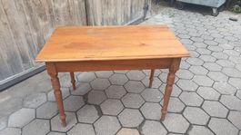 Schöner Tisch in Nussbaumholz 