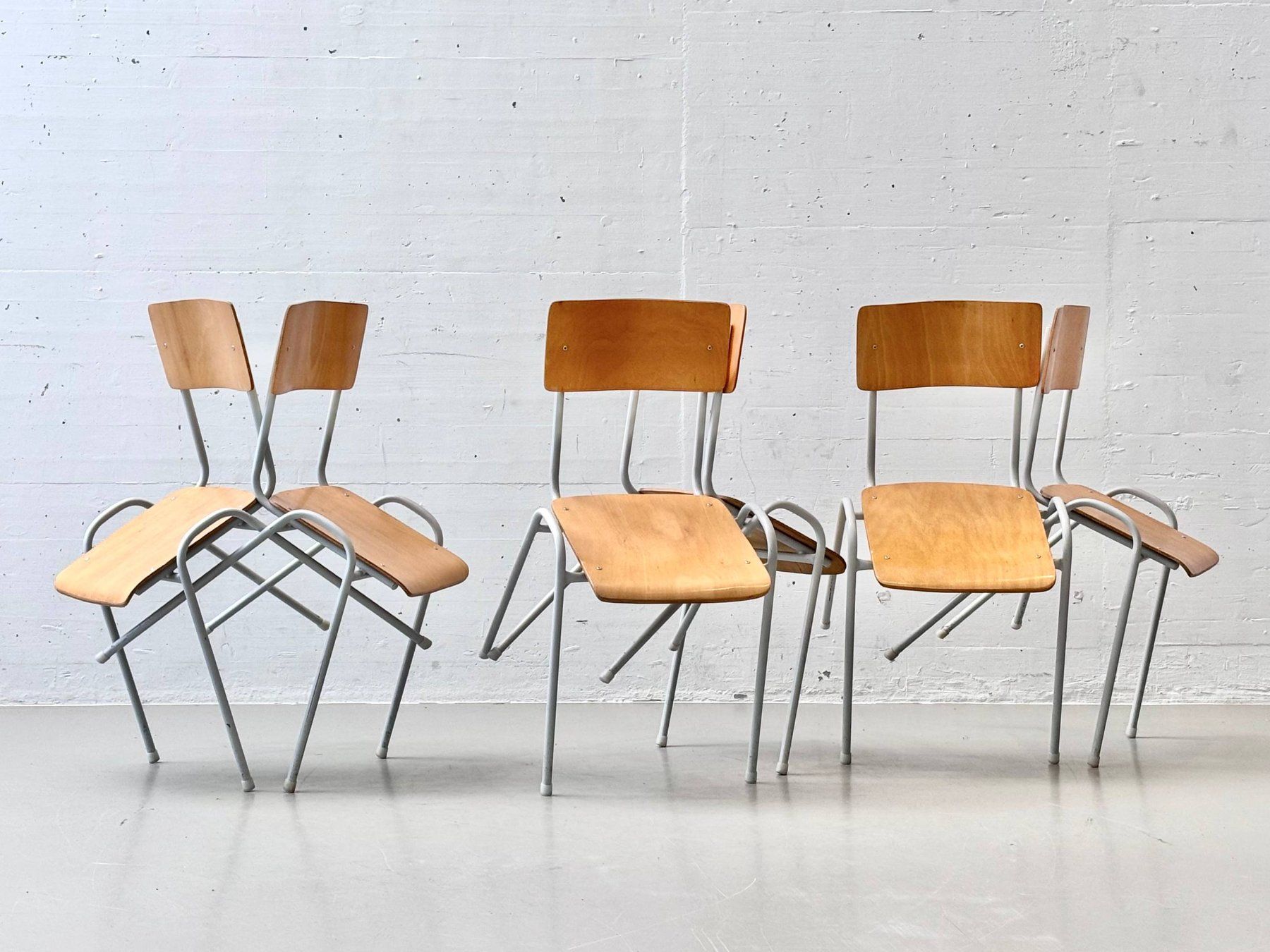 Sedie: Retro Stapelstühle mit weissem Gestell – Usato da Zürich venduto da LeMoege 2