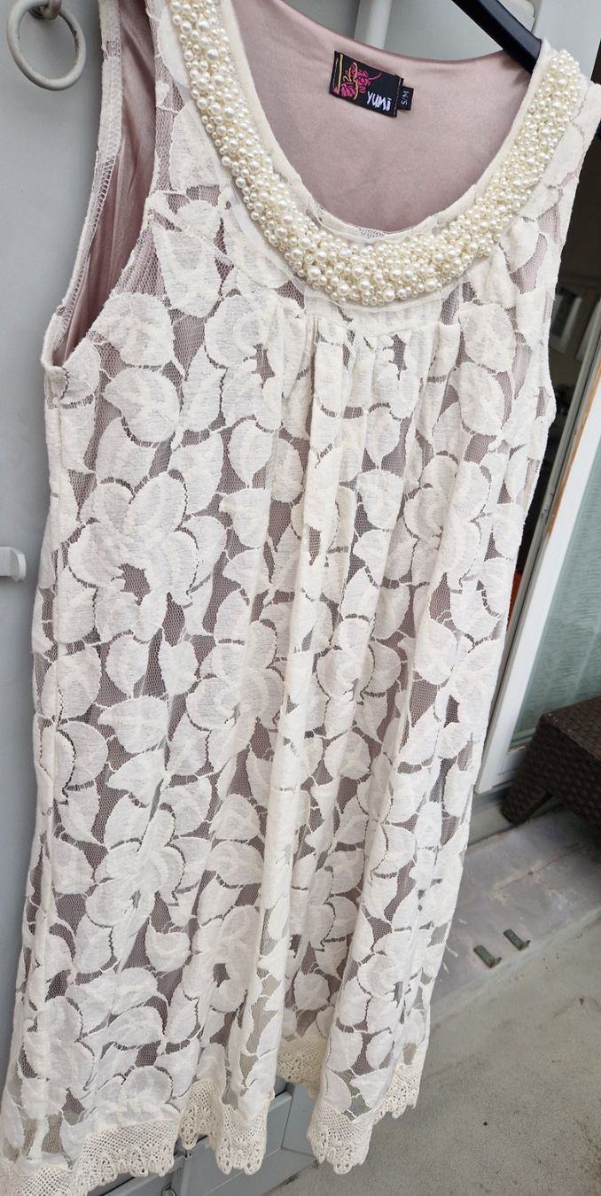 Kleider: Kleid aus Spitze mit Perlen bestickt. NEU! – Neu und originalverpackt aus Küsnacht ZH von 2011_ 2
