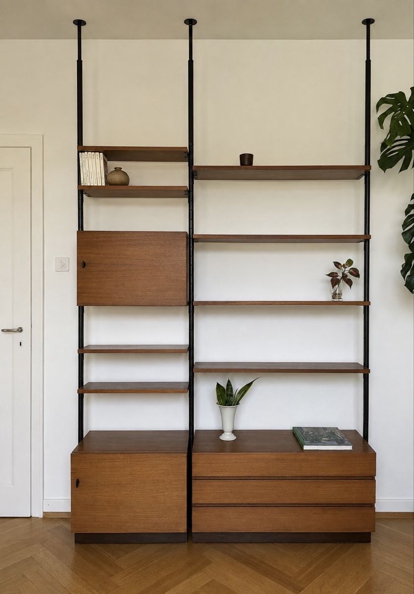 Scaffali: Midcentury Teak Teleskopregal – Usato da Basel venduto da Barty