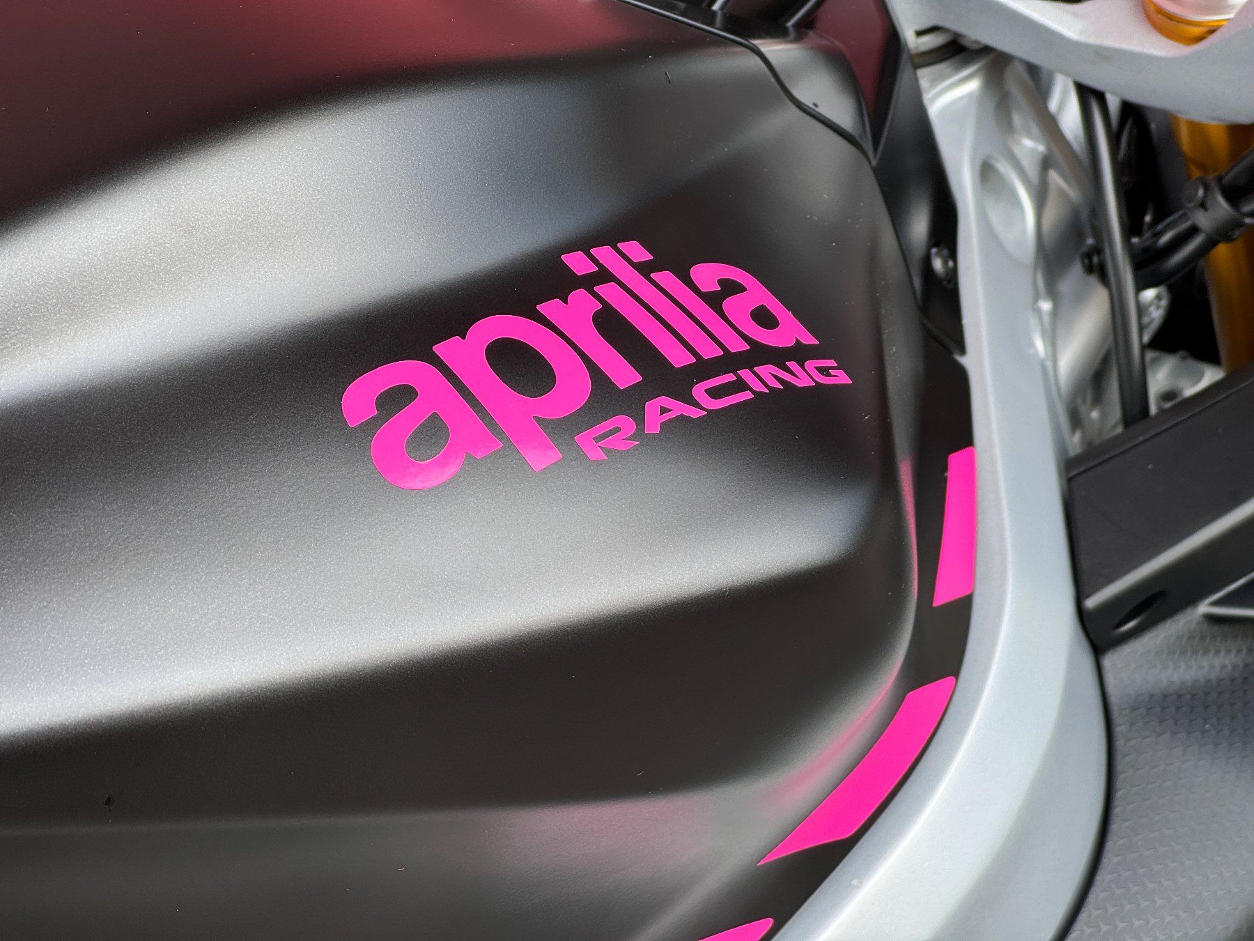 Sticker: Aprilia RS660 Sticker Kit - PINK – Nuovo e nell'imballaggio originale da Meggen venduto da leupimoto 6
