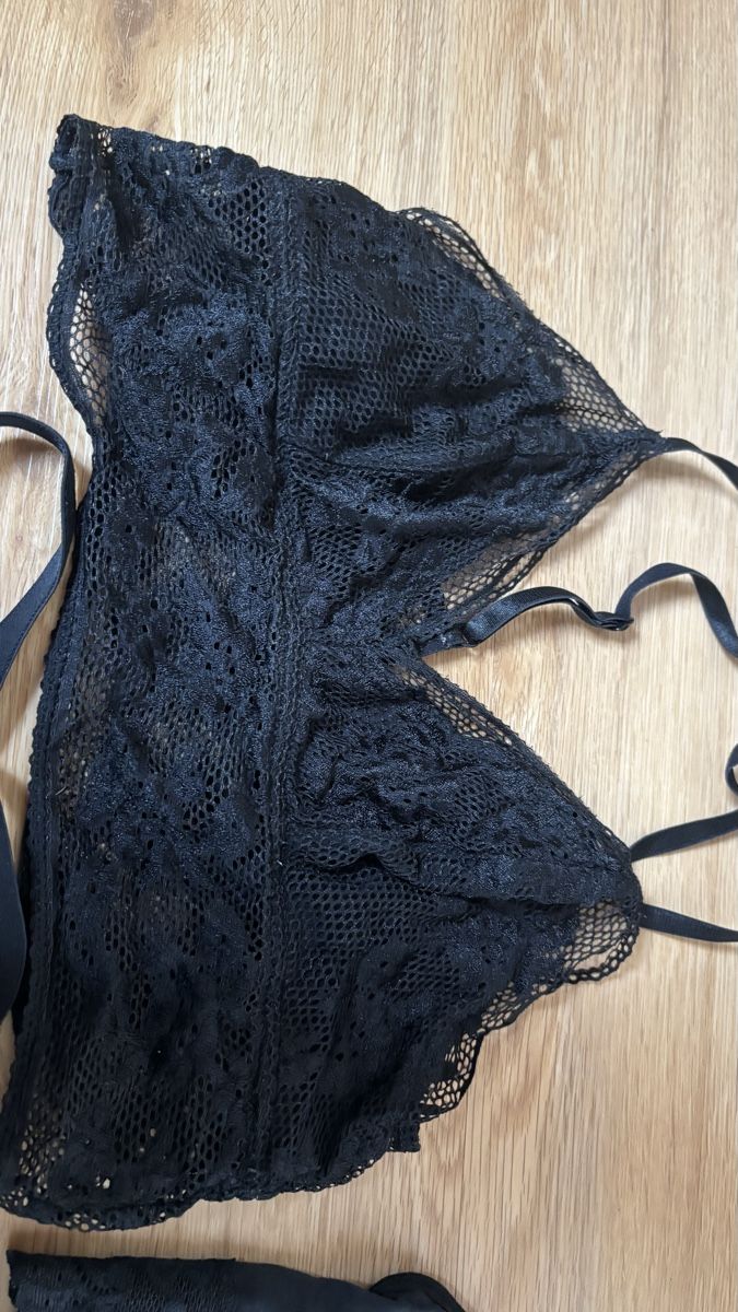 Sonstige Unterwäsche: Drei schwarze Stoff/Spitzen-BHs – Gebraucht aus Roggwil BE von R.. 1