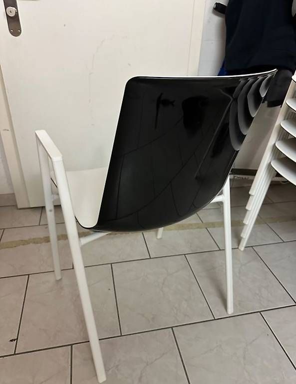 Chaises: 6 stappelbare Stühle in weiss-schwarz – D'occasion à Dietlikon par falessi01 2