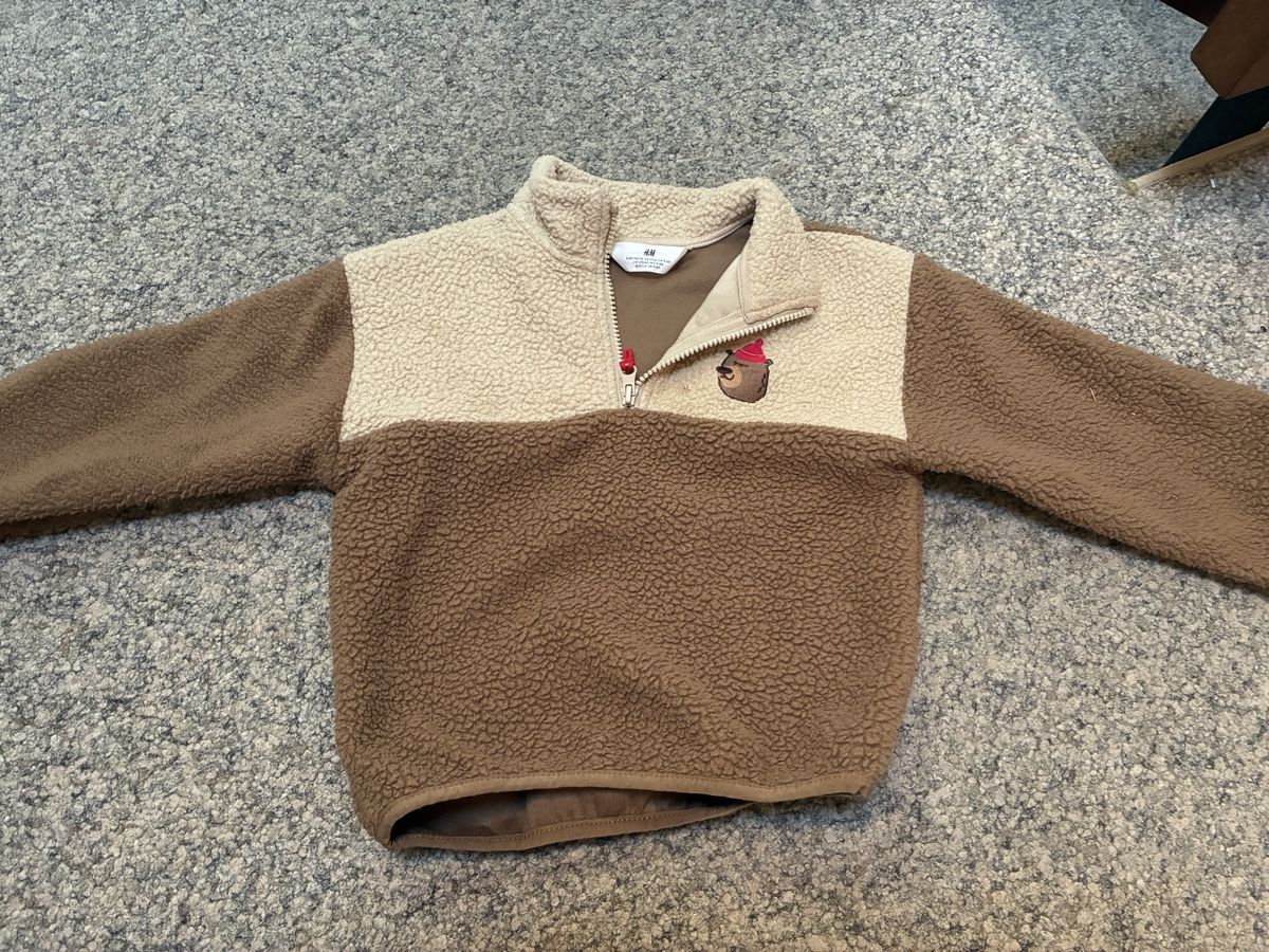 H&M Pullover & Sweatshirts: Fleece Pullover H&M braun beige Grösse 110/116 – Gebraucht aus Mitlödi von meyer-sabrina