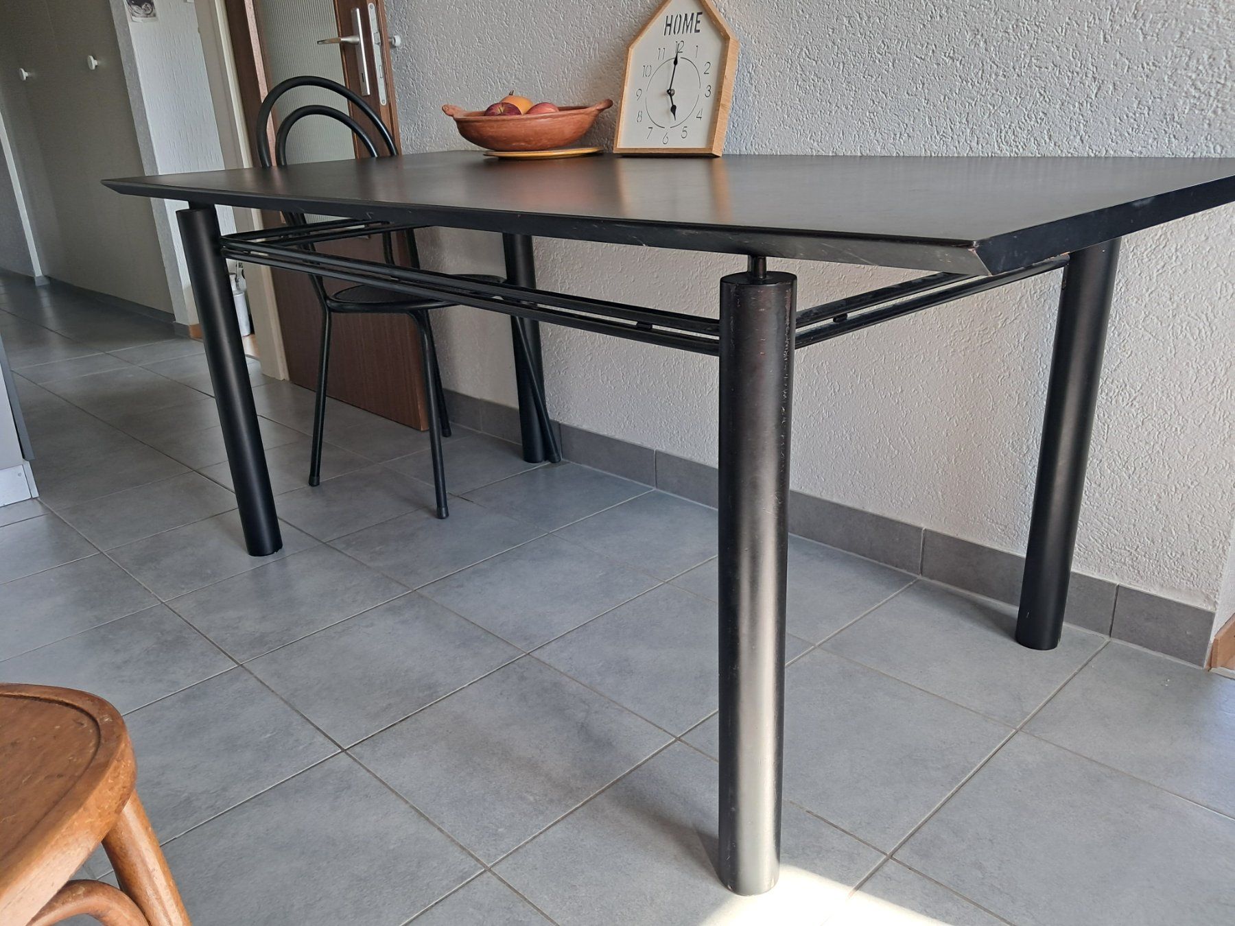 Tables: Table noire design 180x85cm bon état – D'occasion à La Tour de Trême par mar_p78p 2