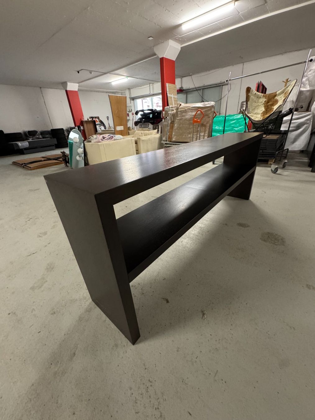 Tables: Large Dark Brown Console Table with Shelf – D'occasion à Oeschseite par -Luxury-On-Line-