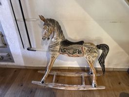 Schaukelpferd aus Holz bemalt Vintage Zustand