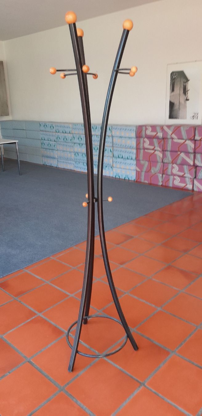 Garderobe: Garderobenständer, Metall/Holz – Gebraucht aus Windisch von Hasel42