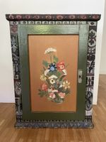 Antikes Schweizer Schränkchen mit Blumenmalerei