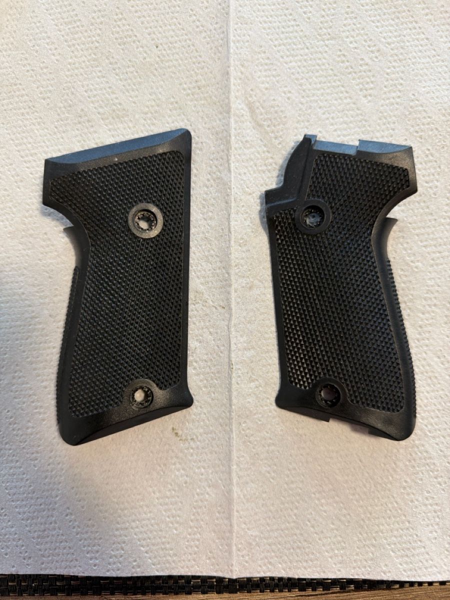 Schweizer Armee Uniformen: Sig P75 ou P220 – Gebraucht aus Lausanne von Erion2015