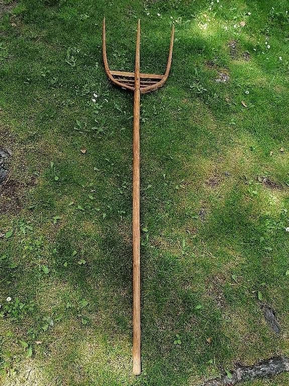 Tous les outils: Ancienne fourche en bois. – D'occasion à St. Maurice par Benoit12 2