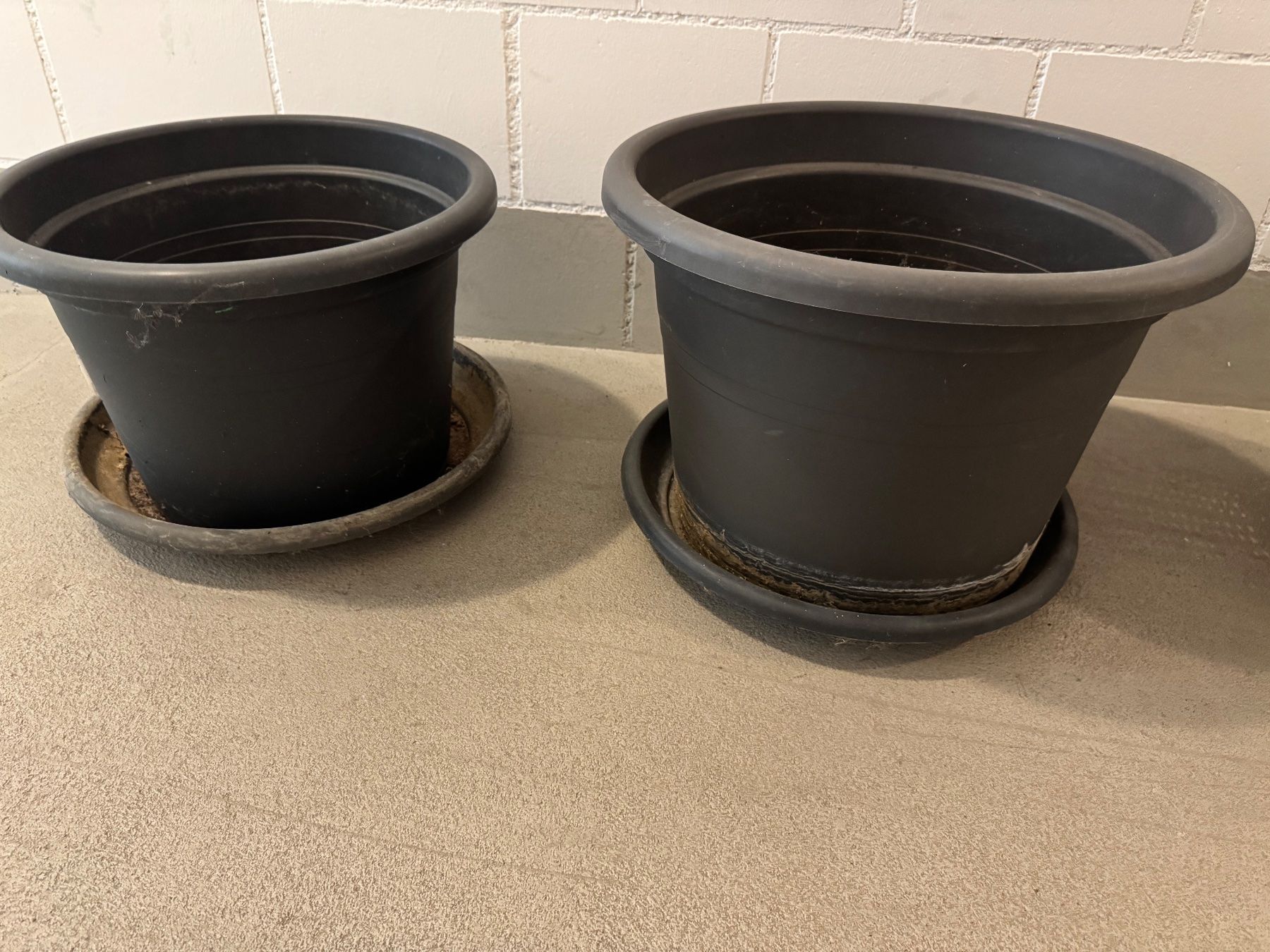 Pots de fleurs: 2 Blumentöpfe dunkelgrau mit Untersetzer – D'occasion à Gebenstorf par baumhaus64