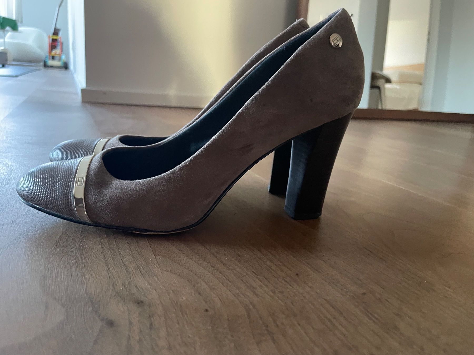 Tommy Hilfiger Scarpe da donna: Tommy Hilfiger Pumps 40 beige colour – Usato da Zürich venduto da Georgiana07 3