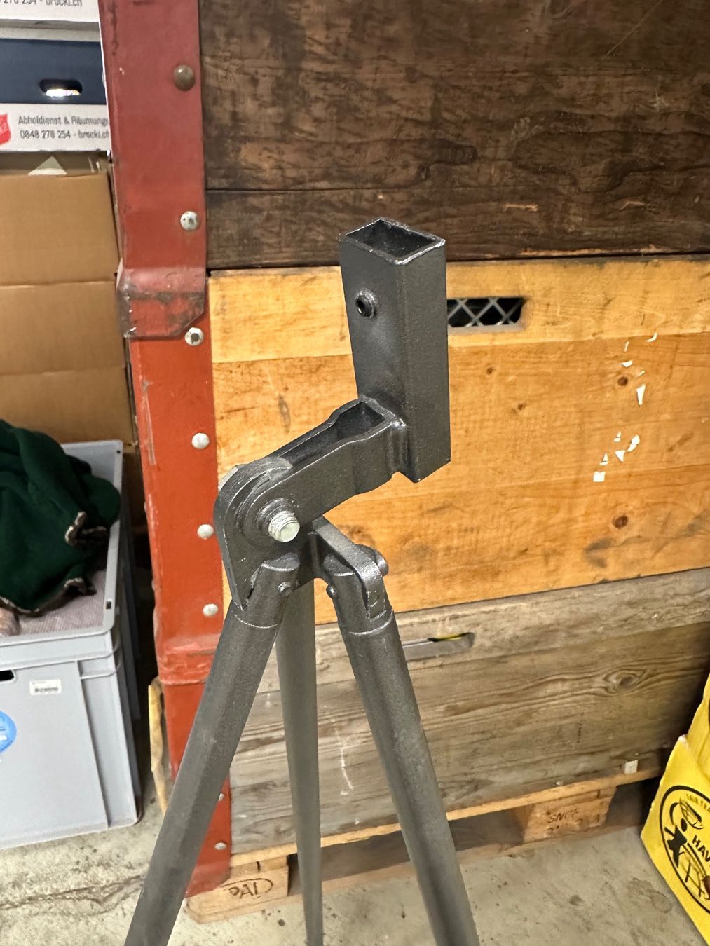 Supporti a parete: Div Stative mit Lampen (Halogen) gem. Foto – Usato da Thalwil venduto da Wilhelm85