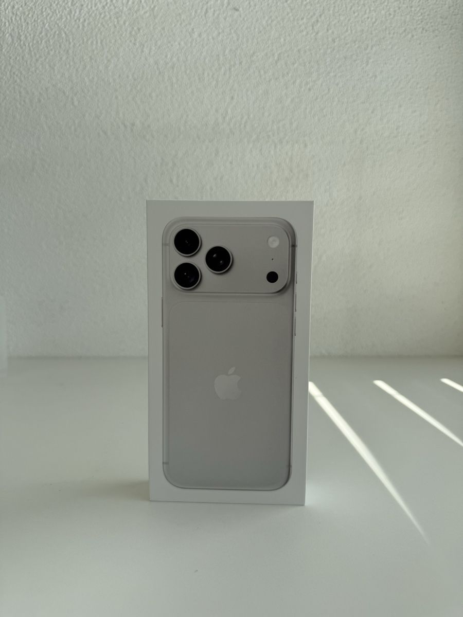 Apple Telefoni cellulari / Smartphones: iPhone 18 Pro Max 256GB Silver NEU! – Nuovo e nell'imballaggio originale da Adligenswil venduto da alessandro2007