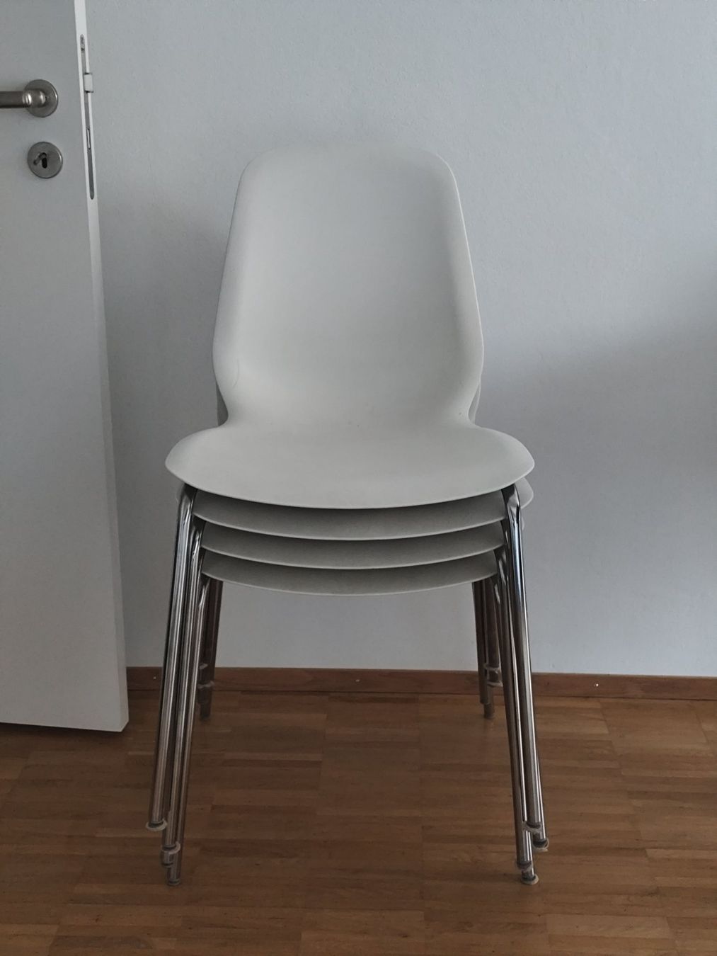 Ikea Stühle: Stapelstühle weiss Metallgestell 4 Stck – Gebraucht aus Zürich von Jana_F