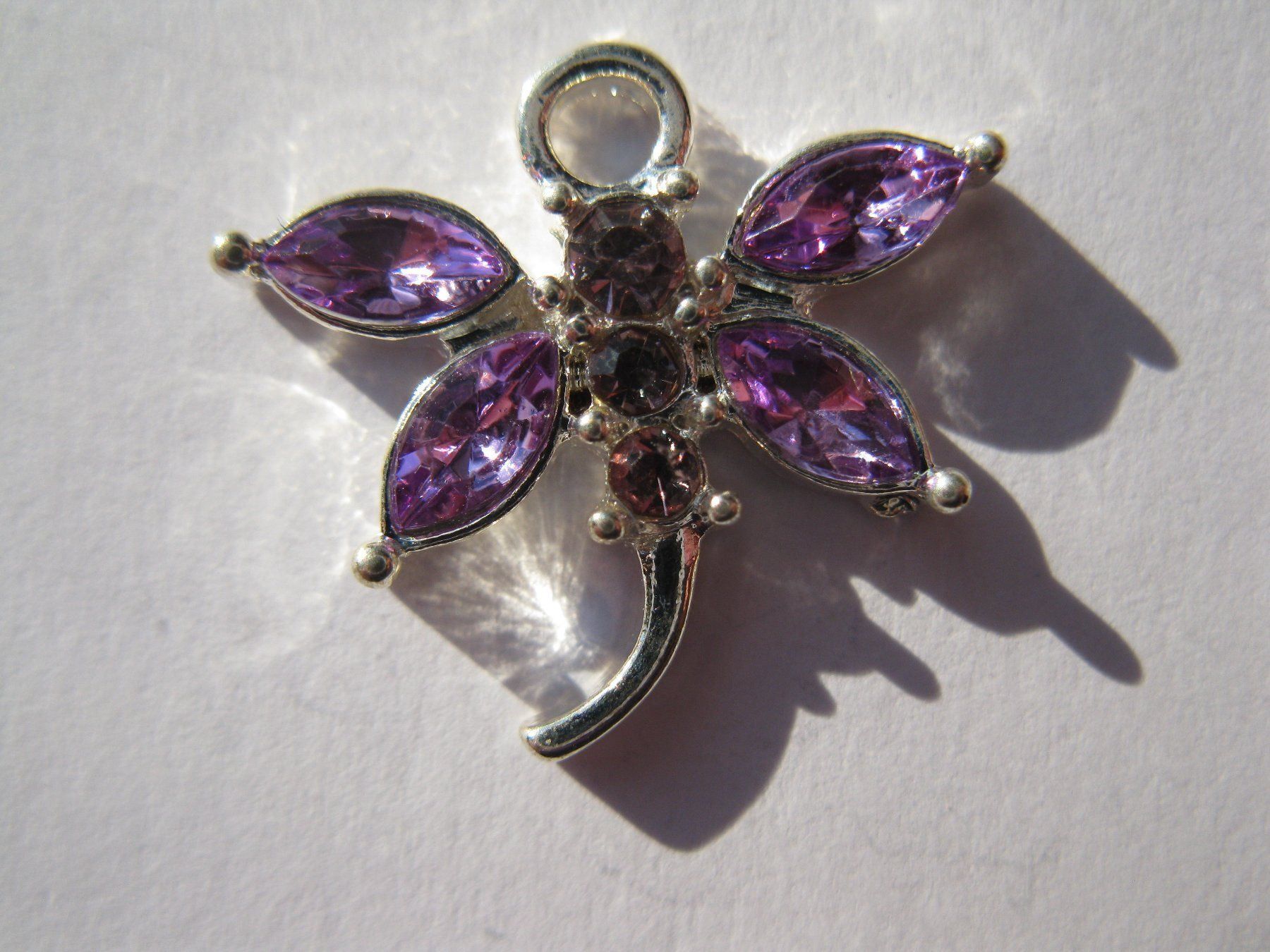 Perle (finte): Anhänger Libelle versilbert mit lila Strass – Nuovo e nell'imballaggio originale da St. Margarethen TG venduto da LuanaKa