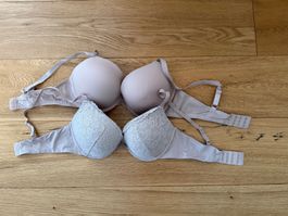 2 BHs in Beige mit Spitze, Grösse 85C - wie neu!