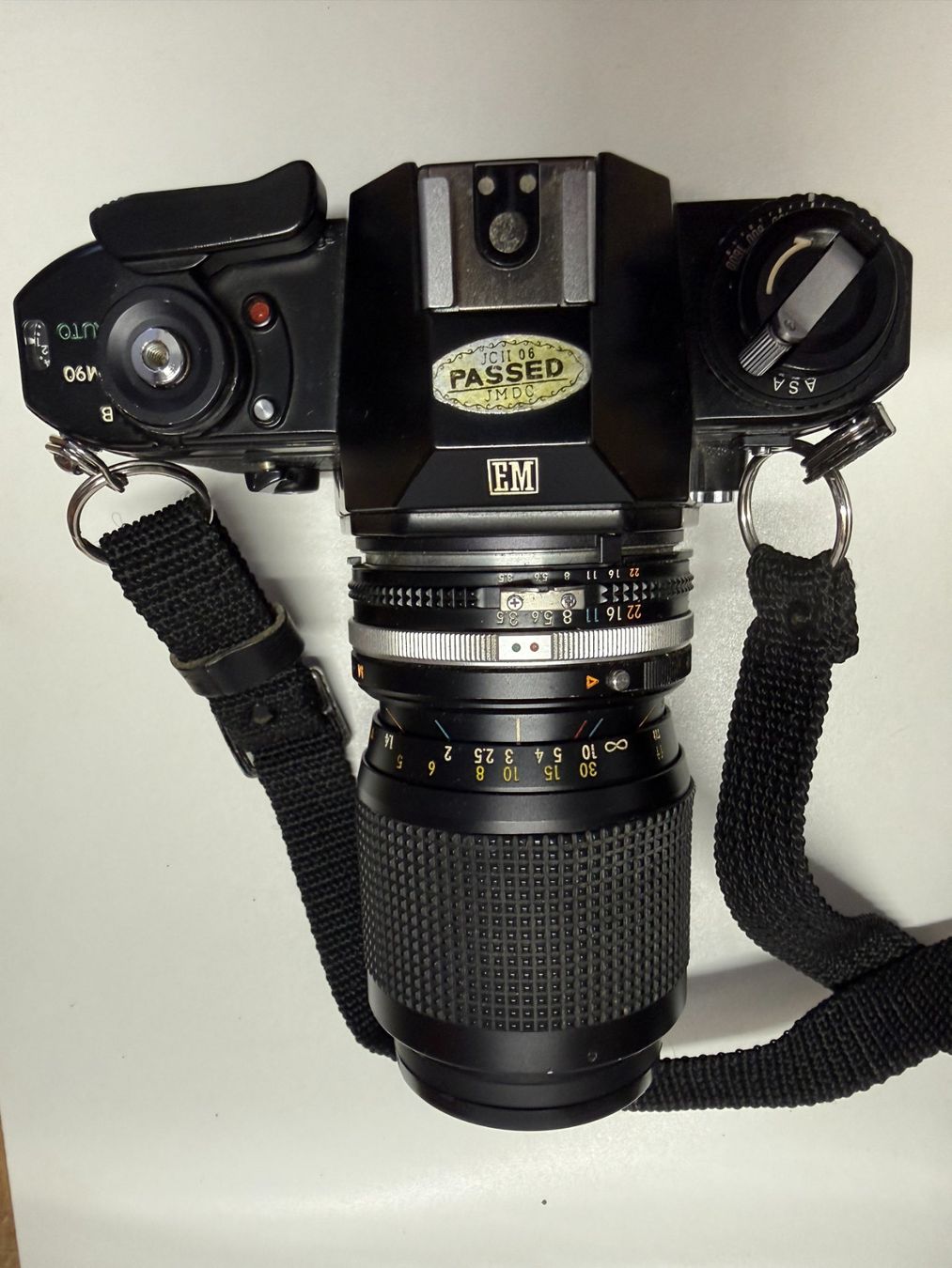 Nikon Fotocamera: Nikon EM mit 105mm 3.5-4.5 – Usato da Zollikofen venduto da Hegenenshop