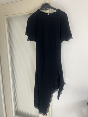 Kleid schwarz Grösse XS Spitzenbesatz neuwertig