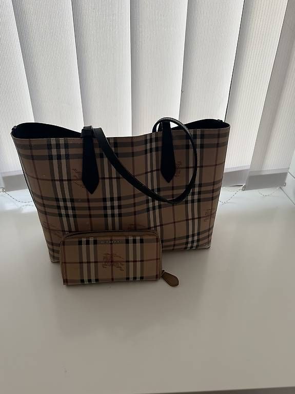 Borse da donna: Burberry Tasche und Geldbeutel  – Usato da Riehen venduto da IvoC02
