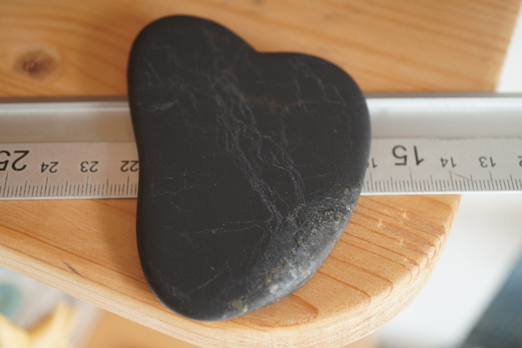 Minerali & Pietre curative: Gua Sha Massage-Stein aus Schungit ✨ – Nuovo e nell'imballaggio originale da Eschenbach SG venduto da craniums 3