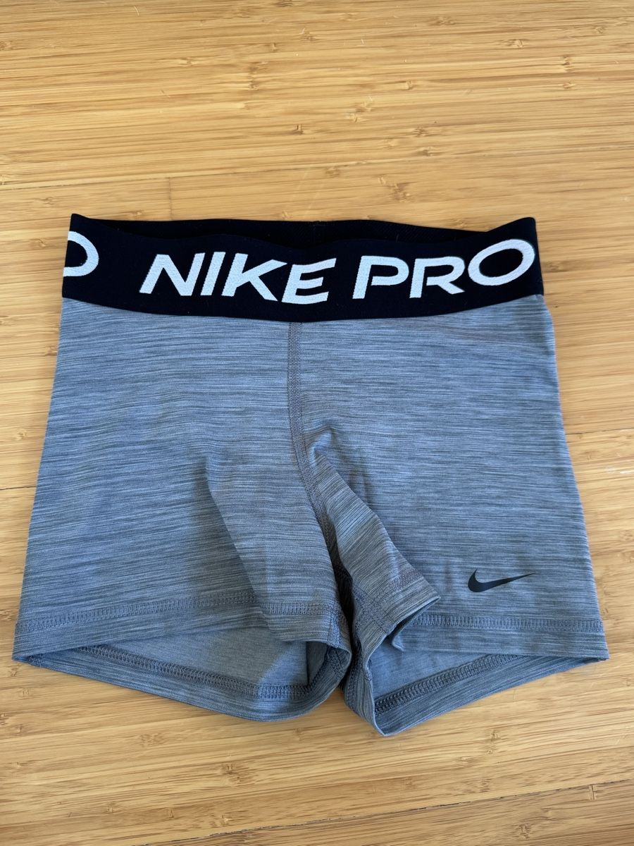 Nike Leggings: Nike Pro Sporthose kurz grau  – Usato da Malans GR venduto da leo_mz7w