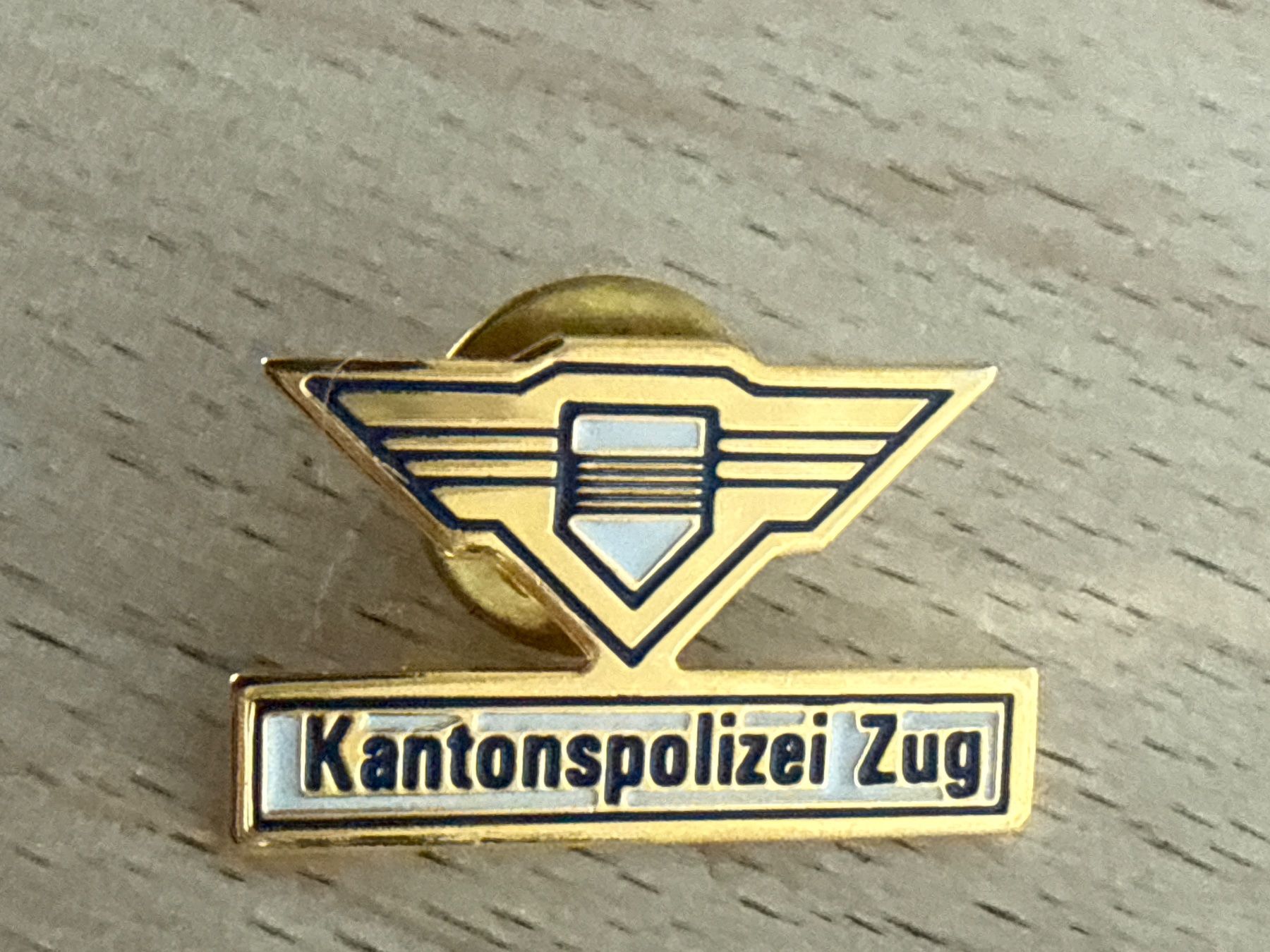 Plaquettes & Badges: Pin Kantonspolizei Zug – D'occasion à Glattbrugg par Schweigmatt