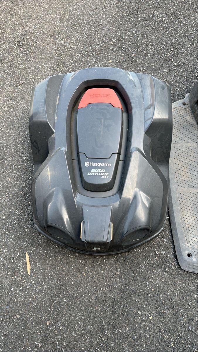 Husqvarna Tondeuses à gazon: Husqvarna Automower 330 X gebraucht – D'occasion à Uetendorf par Fabregaz