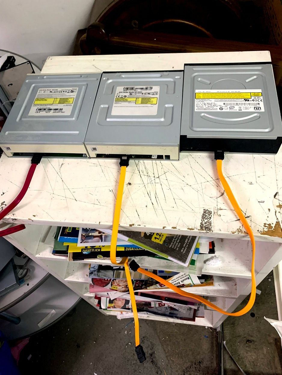 Alle DVDs: 3 DVD ROM Drive mit kabel – Gebraucht aus Emmen von newdeal1970