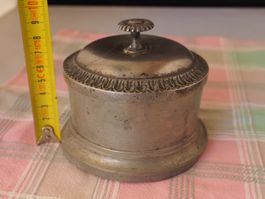 Boîte décorative en étain couvercle ornementé état d'usage