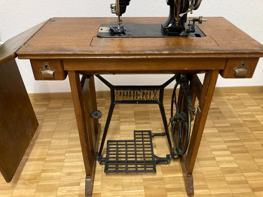Schöne Alte Nähmaschine Mit Tisch Fotos