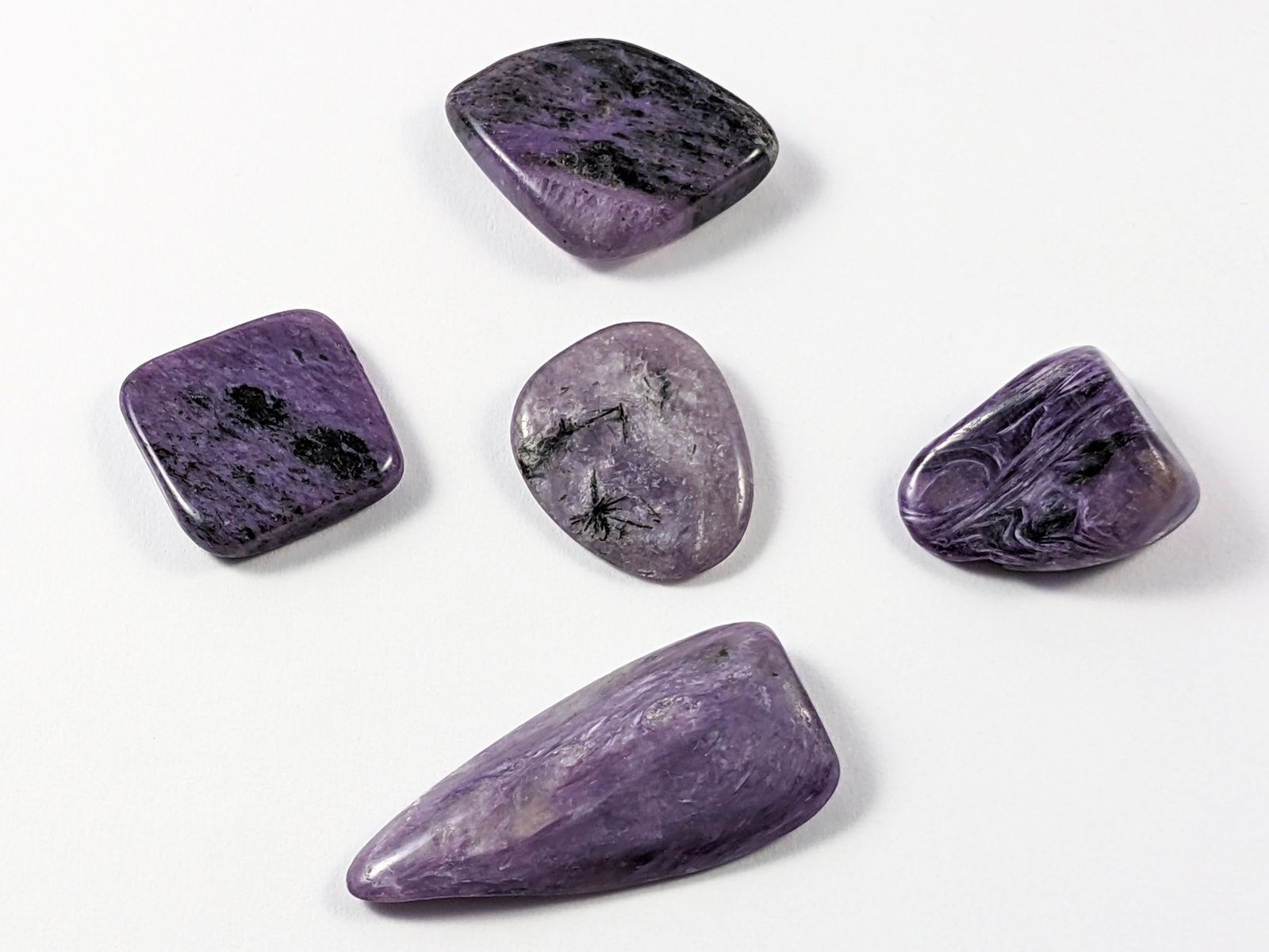 Minerali & Pietre curative: Charoit 17 bis 34mm 5Stk. 15 Gramm – Nuovo e nell'imballaggio originale da Meilen venduto da StoneGarden