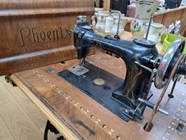 Antike Phoenix Nähmaschine mit Tisch & Zubehör, Rarität!