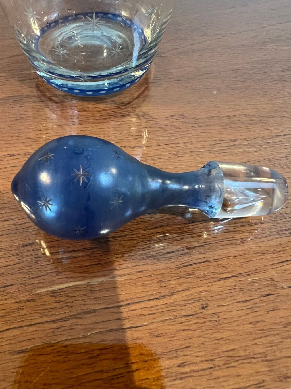 Caraffe: Antike Kristall Karaffe mit blauem Glasverschluss – Usato da Zofingen venduto da travelller 3