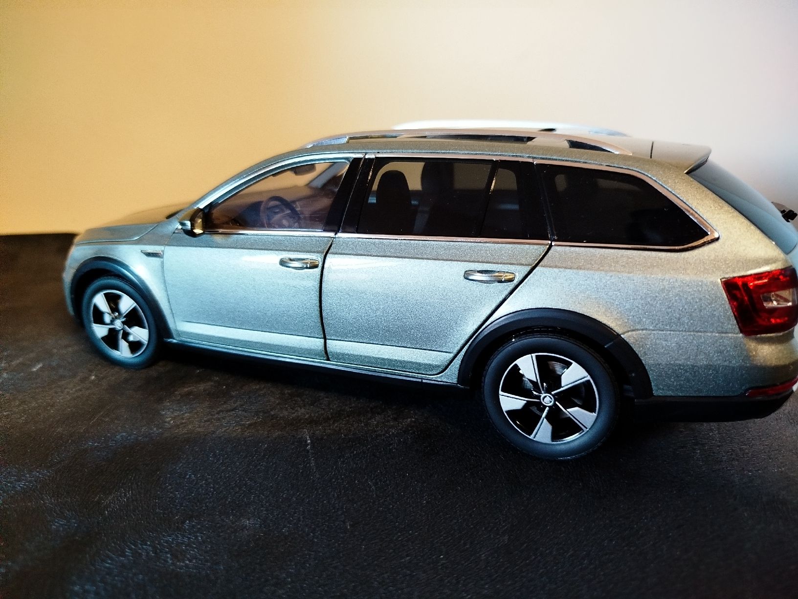 Skoda Modellini d'auto: Modèle réduit 1/180Skoda Octavia Combi  – Nuovo e nell'imballaggio originale da Neuchâtel venduto da lyd_67kk 2