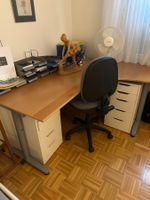 Bürotisch Holz mit Bürostuhl grau mit Rollen - guter Zustand