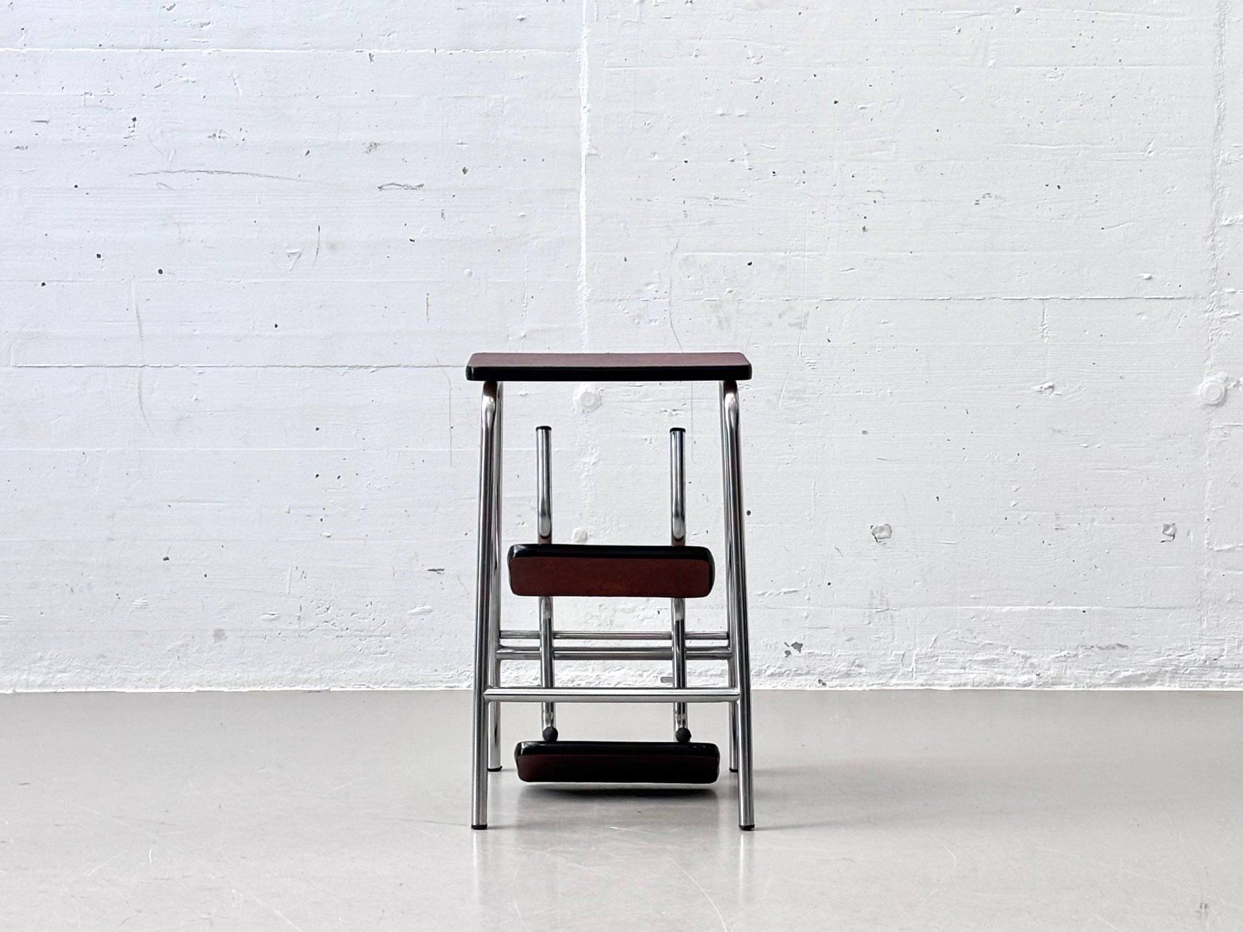 Sgabelli: Vintage Tritthocker mit braunem Kunstleder & Chromgestell – Usato da Zürich venduto da LeMoege 2