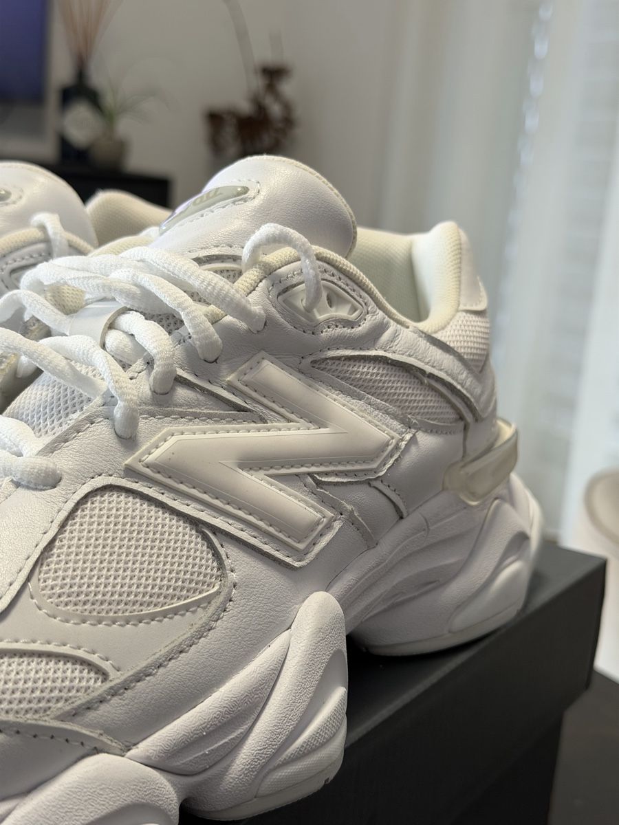 New Balance Herrenschuhe: New Balance 9060 Triple White taille 44 – Neu und originalverpackt aus Yverdon-les-Bains von ioustock 2