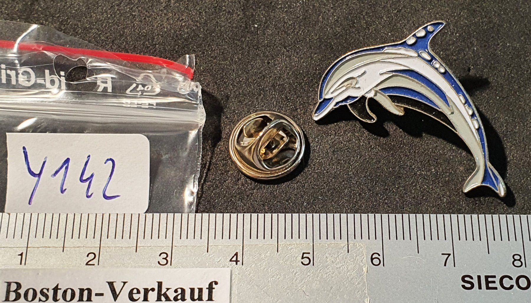 Placchette & Badge: Y142 - Pin Delfin – Usato da Reinach BL venduto da Boston-Verkauf 1