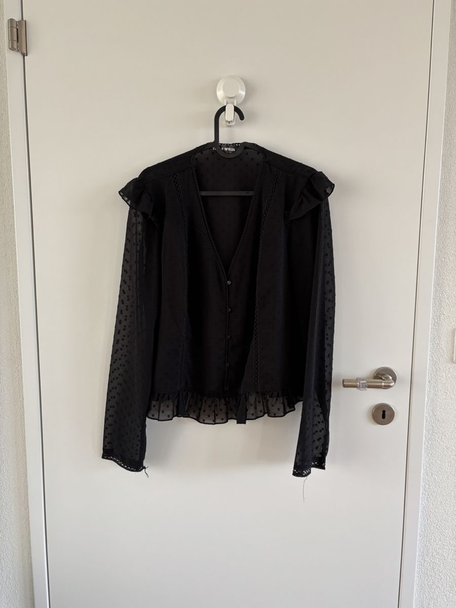 Blusen: Elegante schwarze Bluse mit Rüschen – Gebraucht aus Glattpark(Opfikon) von rue_9c5p