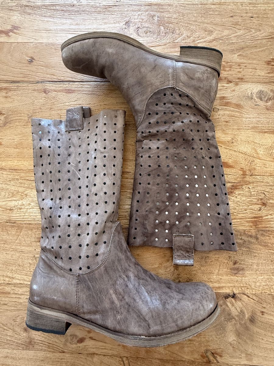 Damenschuhe: Braune Lederstiefel mit Lochmuster, Grösse 39 – Neu (gemäss Beschreibung) aus Rüti ZH von Evoire