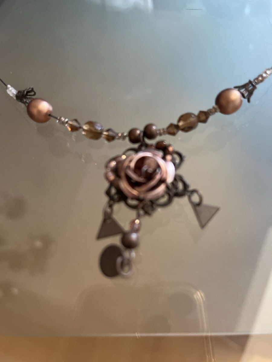 Catenine: Collier élégant marron perles avec pendentif rose – Nuovo (secondo la descrizione) da Genève venduto da Libellule477 1
