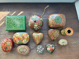 12 Vintage-Kaschmir-Pappmaché-Schmuckdosen & andere Artikel
