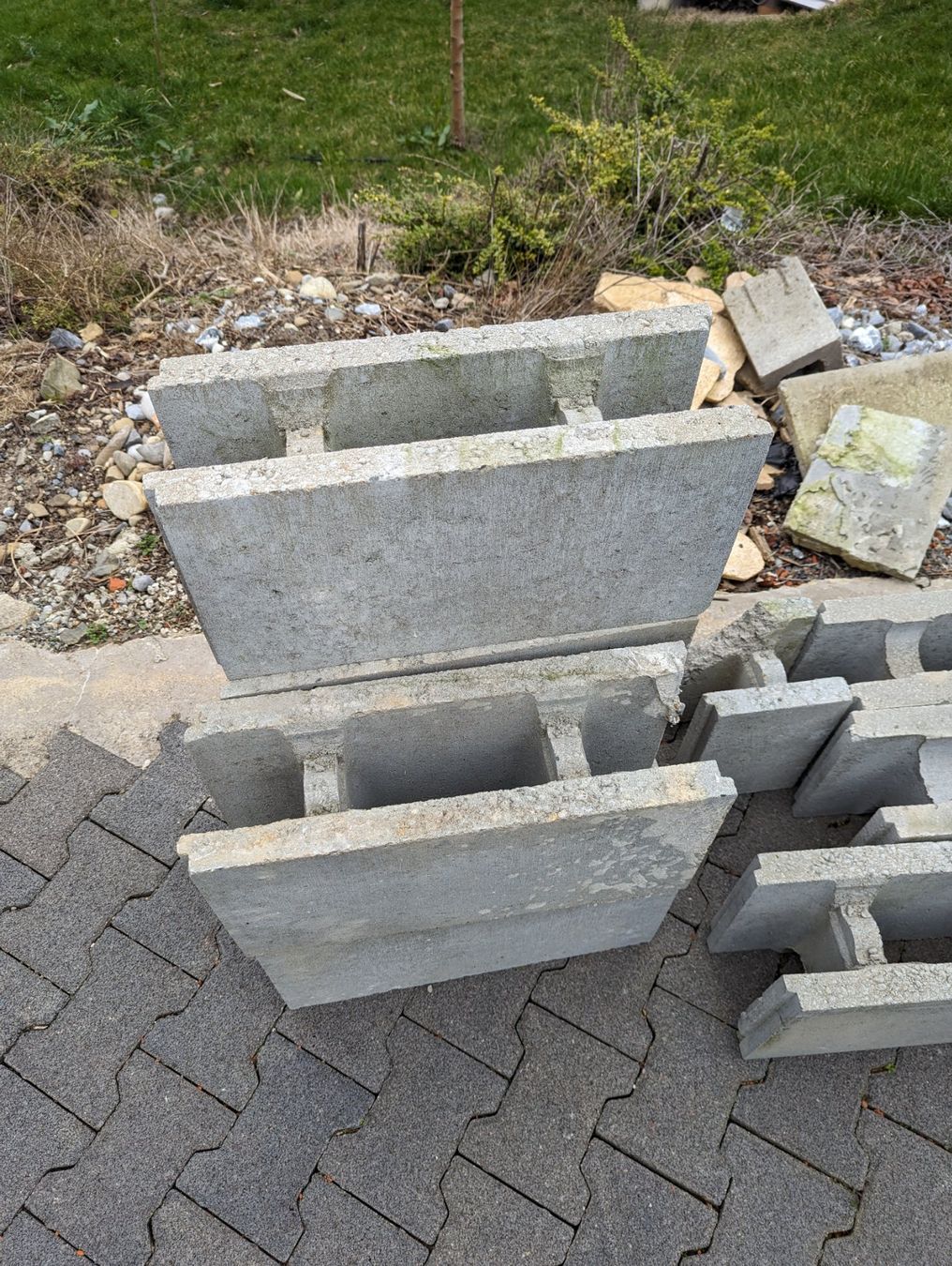 Baustoffe: Betonschallungssteine & Pflanzsteine – Gebraucht aus Baden von  5
